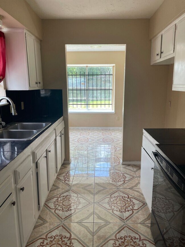 Building Photo - 3 bedroom / 2bath home in Southwest Houston.