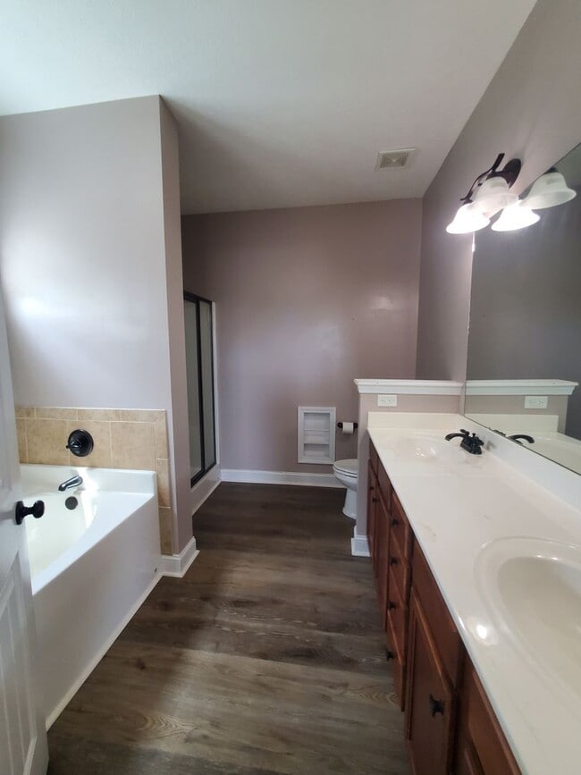 Building Photo - 2244 Lakedale Dr