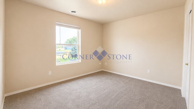 Building Photo - Large 4 Bedroom Home with Bonus Room!