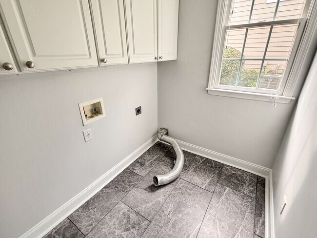 Building Photo - Gorgeous Home in Mableton