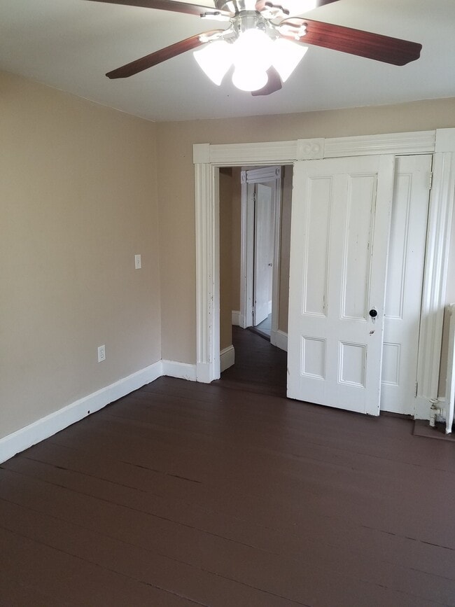 Building Photo - 3 bed 1 bath house with large deck, butler...
