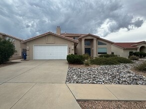 Building Photo - Fully Updated 3BR/2.5BA in Desirable Lampl...