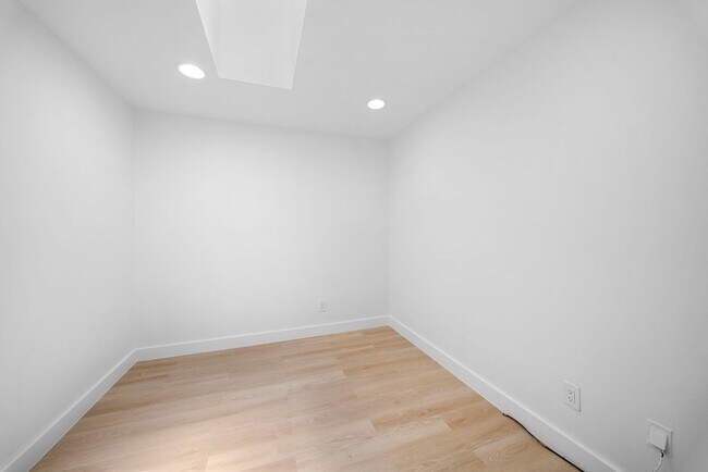 Building Photo - Beautifully updated duplex two bedrooms+ DEN, two bath in Cape Coral