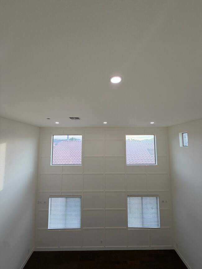 Building Photo - 2741 E Quiet Hollow Ln