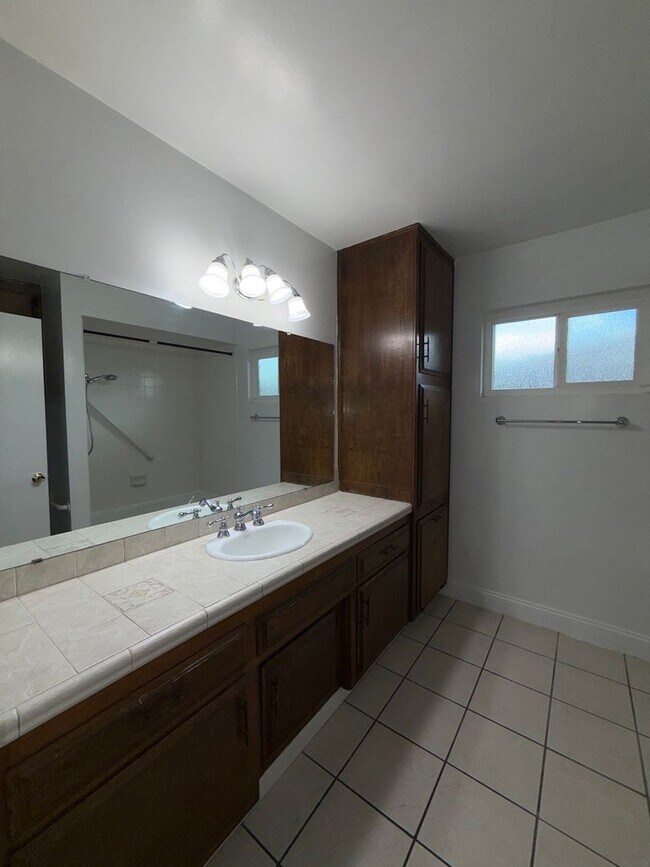 Building Photo - Beautiful 4 Bedroom House in NW Bakersfield with Pool!