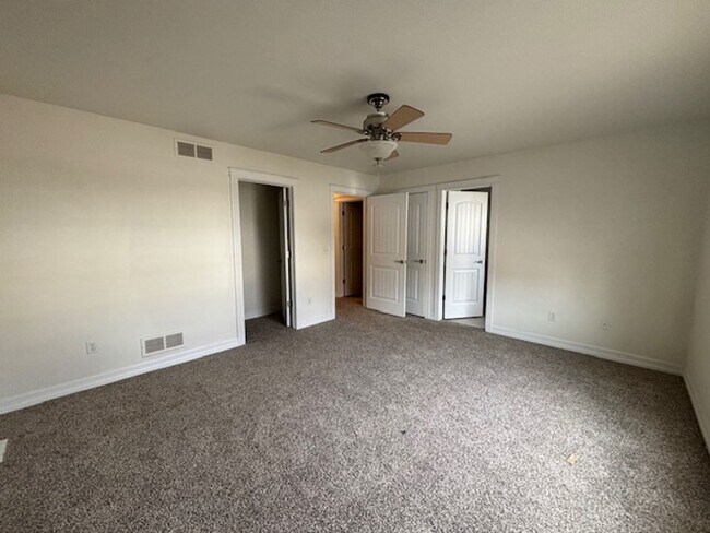 Building Photo - 4 Bedroom 3.5 Bath Townhouse Near Dell Range Blvd.