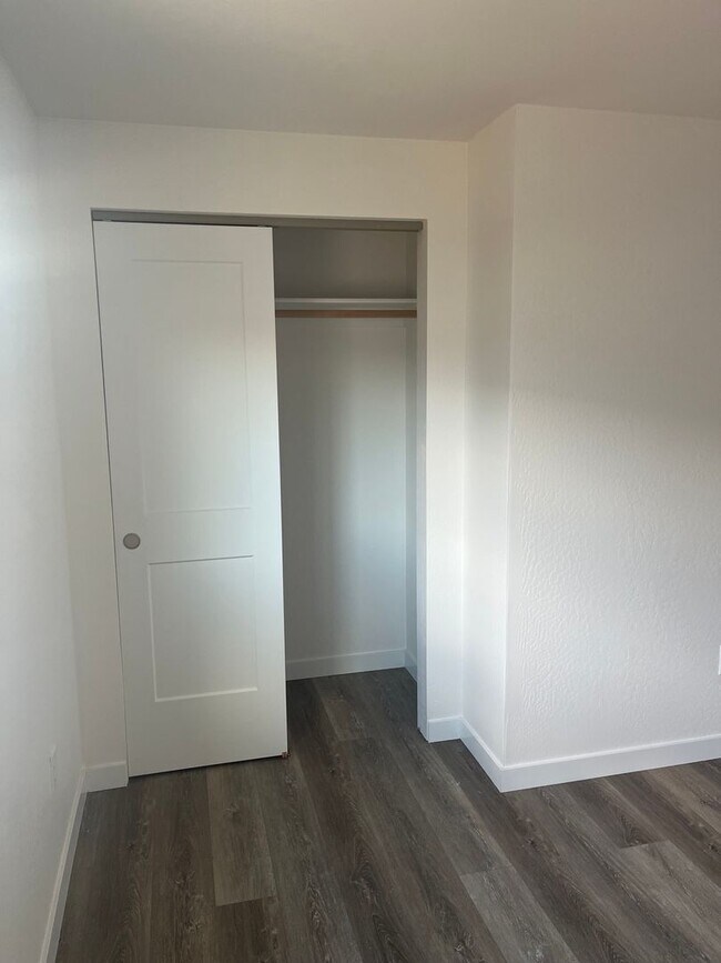 Building Photo - 2 Bedroom 1.5 Bath Townhouse