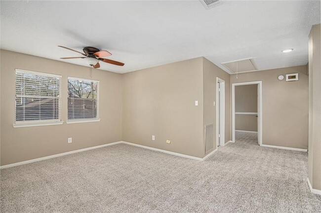 Building Photo - 2815 Parkwood Manor Dr