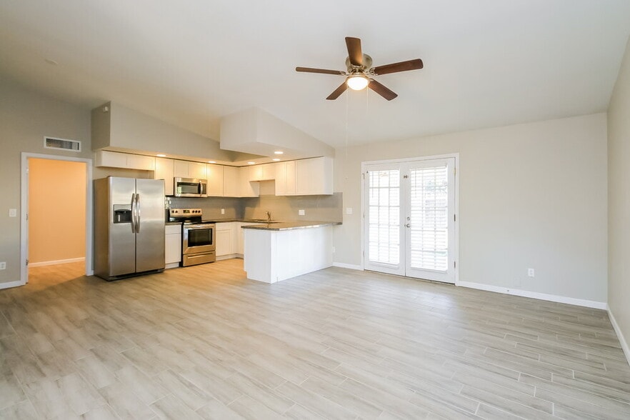 Building Photo - 238 E Houston Ave