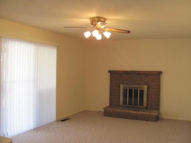 Building Photo - NE ENCHANTED MESA 3/BD 2/BA 2/CG