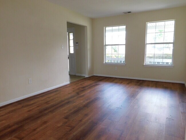 Building Photo - "Spacious 4-Bedroom Gem on Hughart Street with 2.5 Bathrooms and 2108 Sq. Ft. of Comfort!"