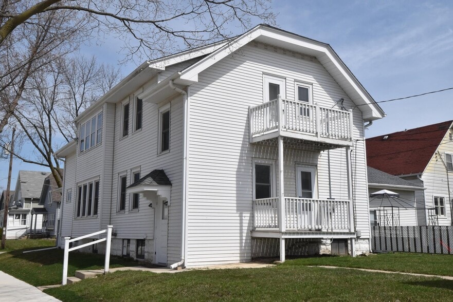 Back/back proch - 5831 W Rogers St