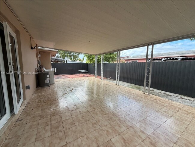 Building Photo - 425 E 17th St