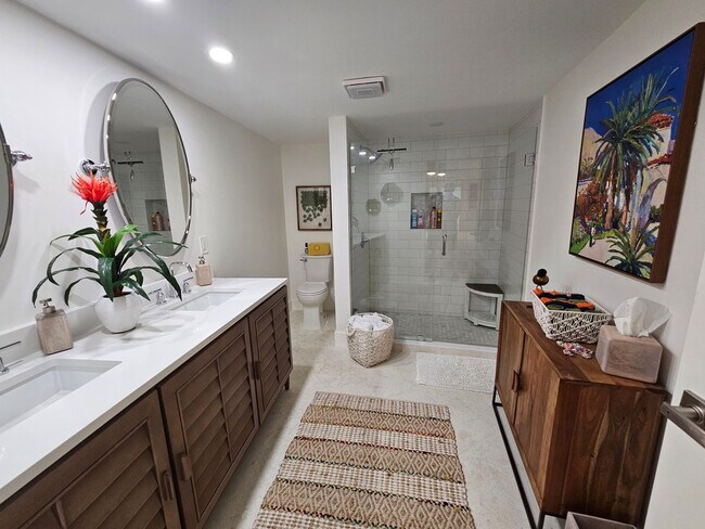 Building Photo - MODERN  SEASONAL VACATION CONDO