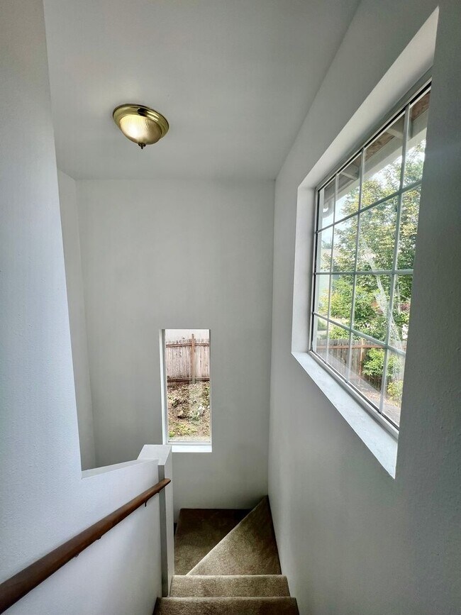 Building Photo - Rent Reduction; MOVE IN SPECIAL; Remodeled...