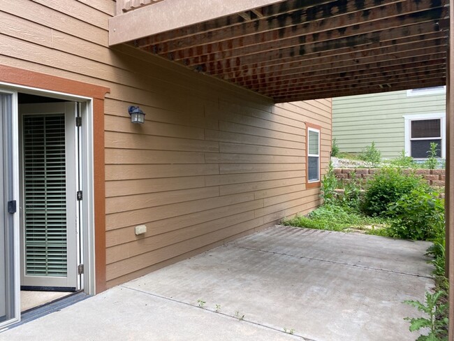 Building Photo - Start a Lease by 2/28/25 and pay $2,800 fo...