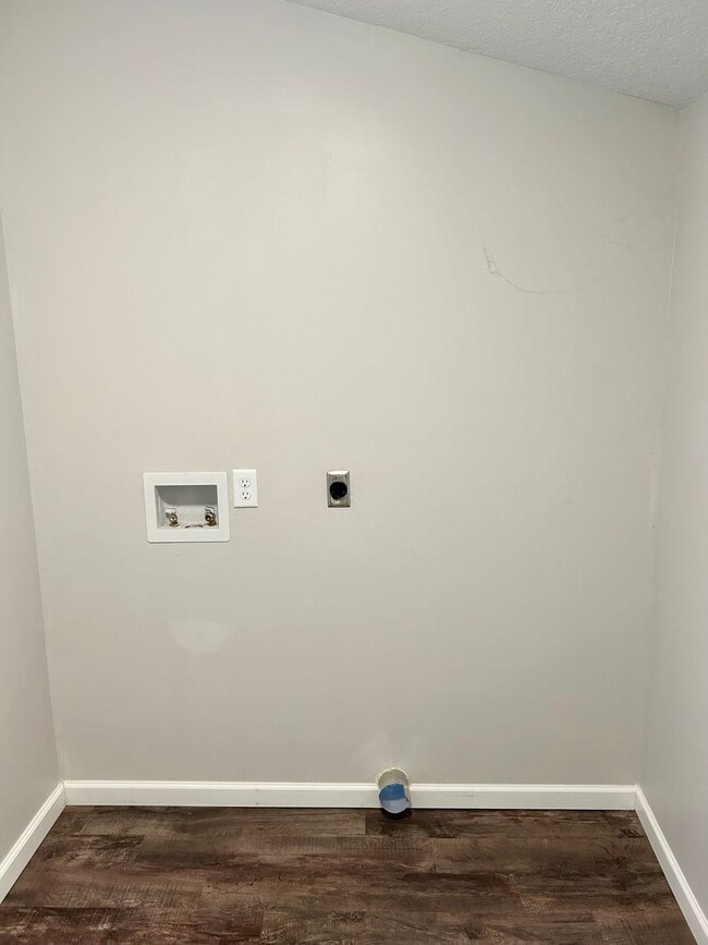 Building Photo - Recently Remodeled 3-Bed/1-Bath House in B...