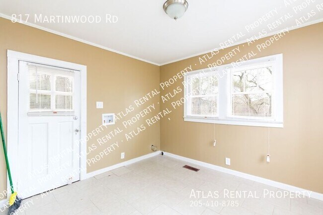 Building Photo - 817 Martinwood Rd