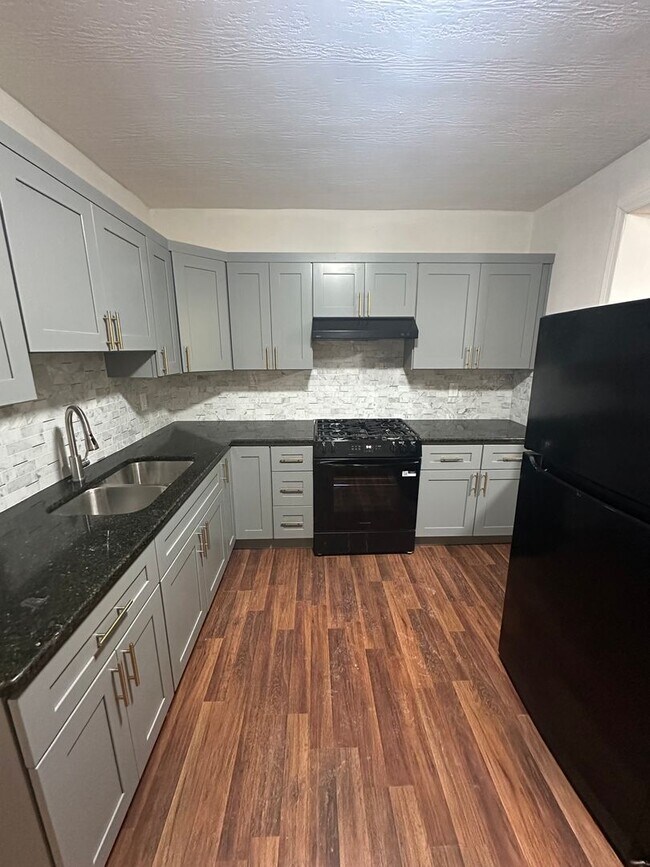 Building Photo - 2 Bedroom, 1 Bath Rowhome available today!