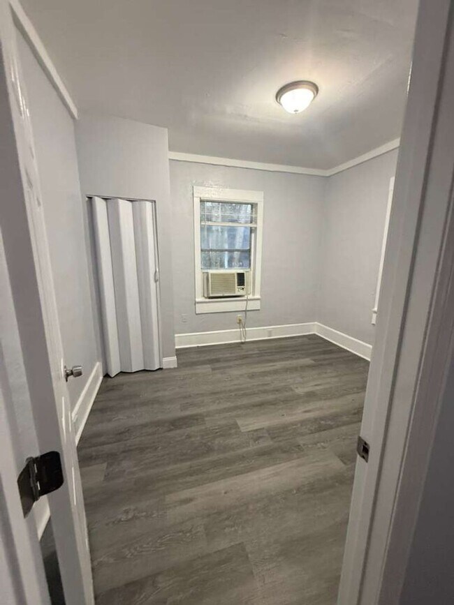 Building Photo - Fully Renovated 2/1-Single Family,  Available for Immediate Rent!