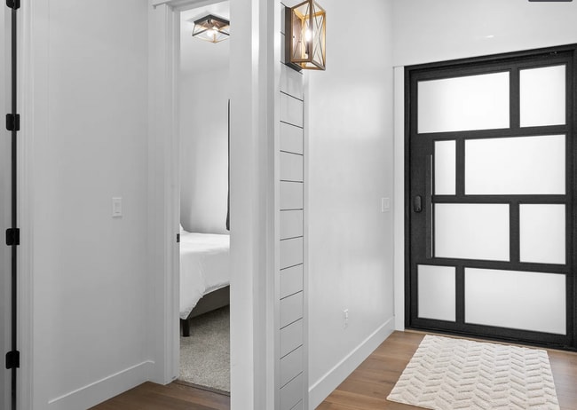 Building Photo - GORGEOUS Sandy Home!!!