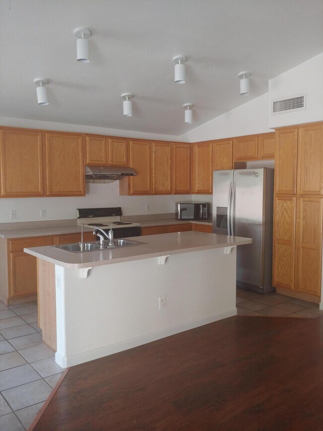 Building Photo - 1110 W Raven Dr