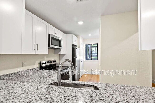 Building Photo - 8483 Yadkin Cir