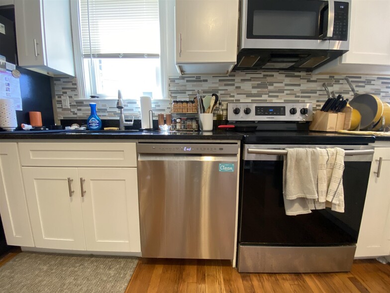 Building Photo - 22 Rice St