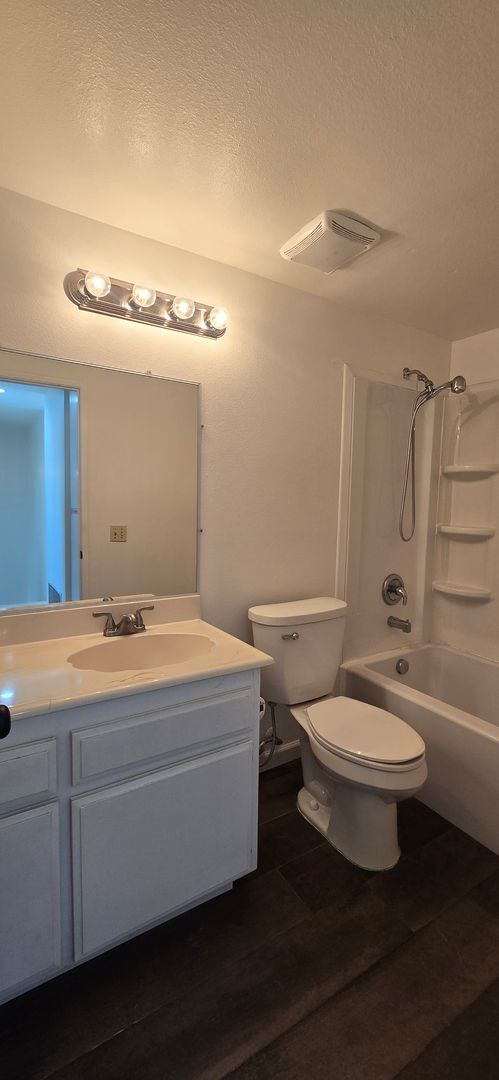 Building Photo - Beautifully Maintained & Convenient Townhome