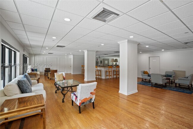 Building Photo - 3200 Port Royale Dr N