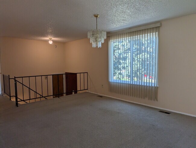 Building Photo - 15650 E Hamilton Pl