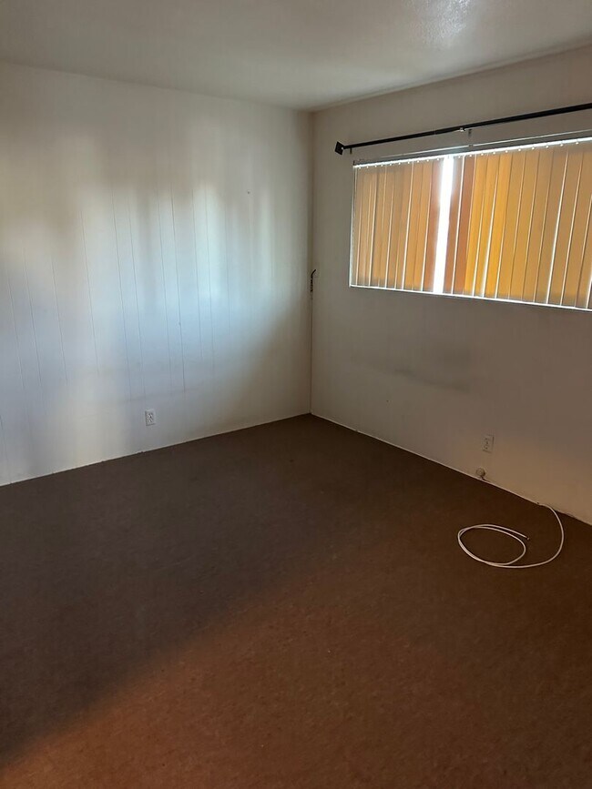 Building Photo - Desirable 2 Bedroom