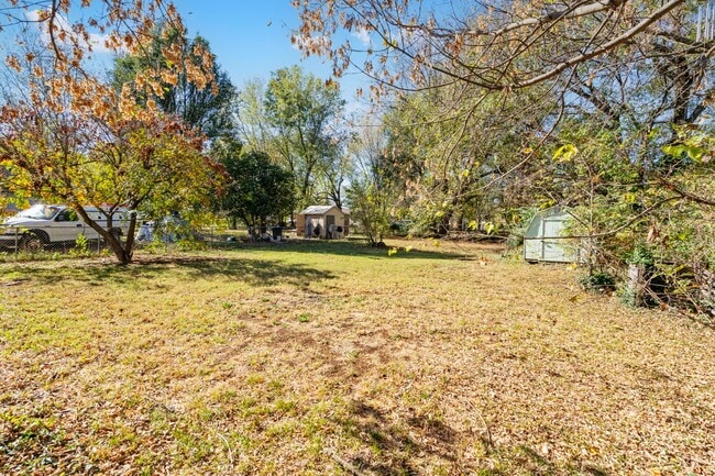 Building Photo - 1621 N Hillcrest Ave