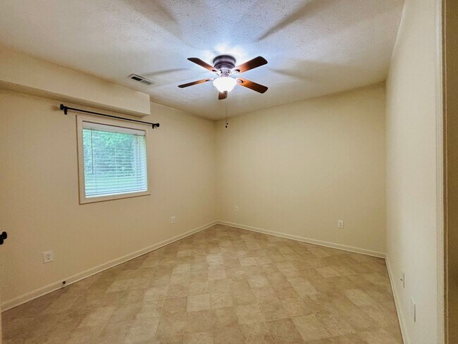 Building Photo - 812 Glade Rd