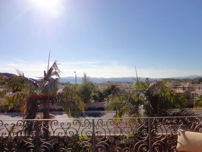 Building Photo - Luxurious 5 + 3 Pool/View Home Castaic