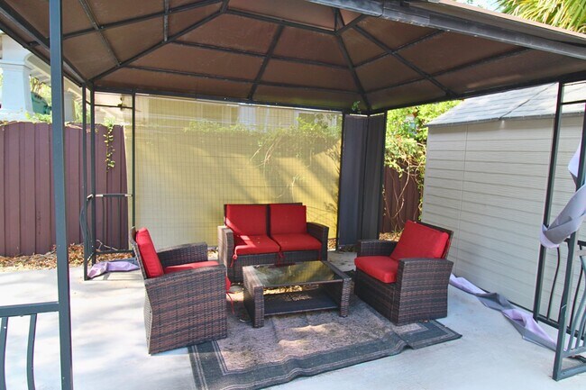 Building Photo - Charming Renovated Tampa Home with Fully Fenced Front & Backyard