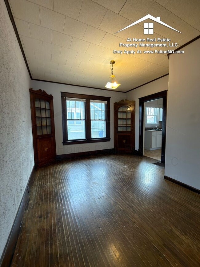 Building Photo - 302 W 6th St