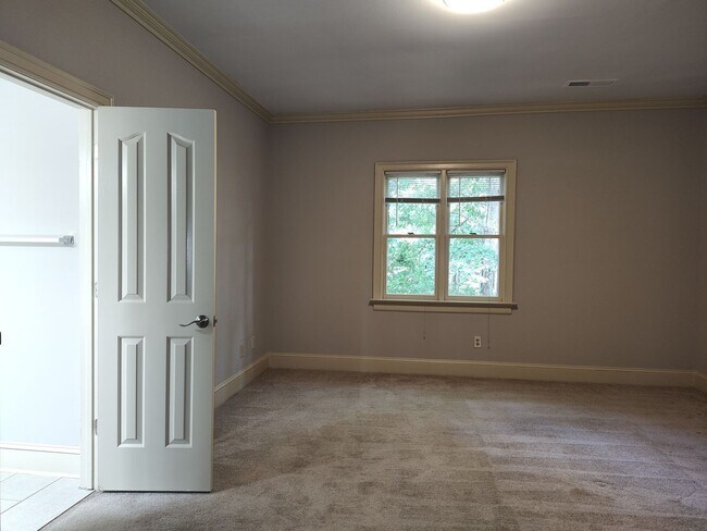 Building Photo - Stunning home located in the Popular Piper Glenn Community!
