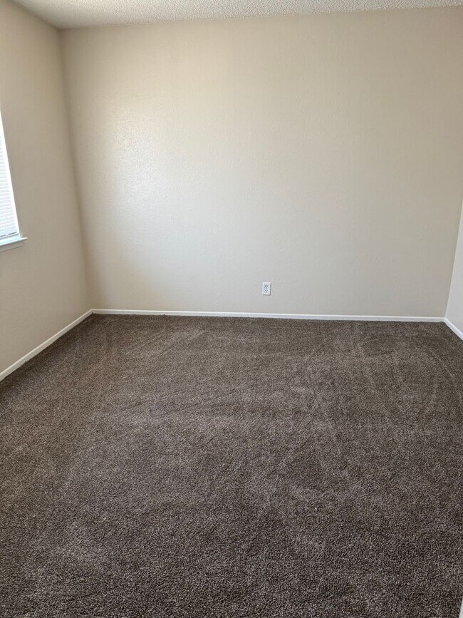 Building Photo - Apple Valley- Four Plex- 2 Bedrooms, 2 Bat...