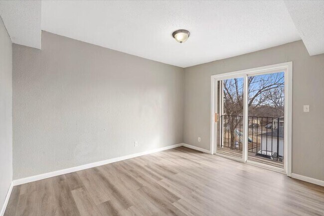 Building Photo - 865 S Douglas Ave