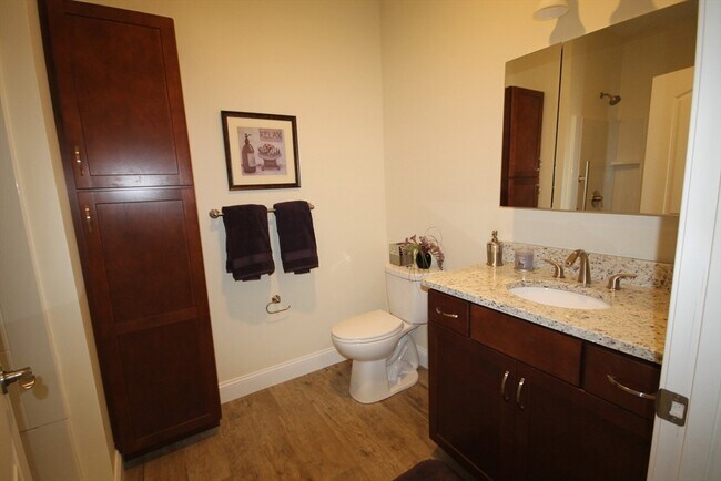 Building Photo - 2 Regency Village Way