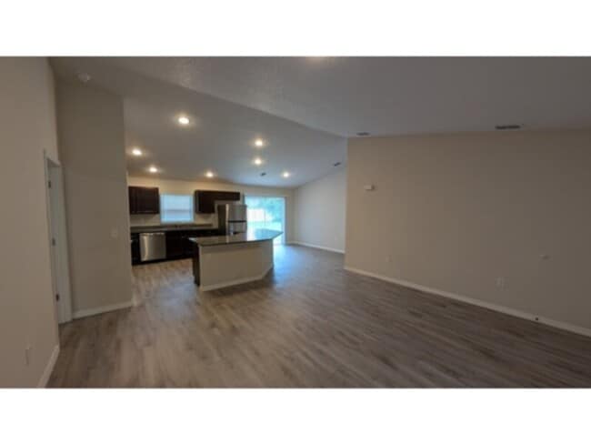 Building Photo - Spacious 4 Bedroom Newer House Available N...