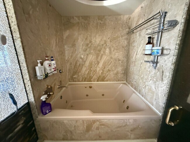 Building Photo - Luxurious 2 bed/2bath/2 parking Fully Furnished in One Waterfront Towers