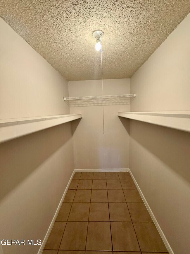 Building Photo - 10288 Lakeview Dr