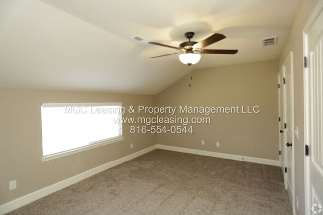 Building Photo - Eagle Creek Townhome available with a Grea...