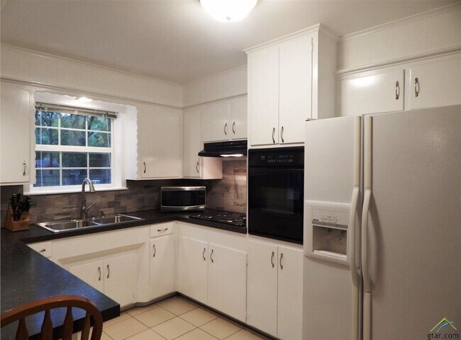 Building Photo - Coming Soon! Beautiful 3 bedroom 2 bath ho...