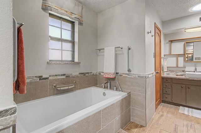 Building Photo - 604 Baker Dr