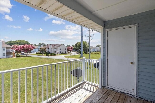 Building Photo - Charming Top-Floor Condo in the Heart of Virginia Beach