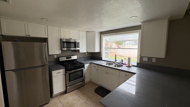 Building Photo - Spacious 4-Bedroom Home Near Centennial High School in Corona