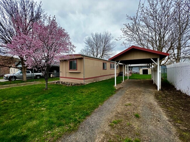 Building Photo - Newly Remodeled 3-Bedroom on Fully-Fenced Lot